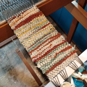 余り糸を横糸にして織っている